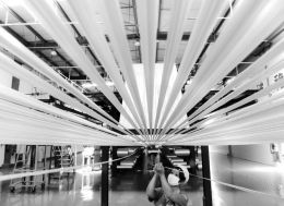 近日，由江蘇連云港中復(fù)神鷹碳纖維有限公司自主研發(fā)的千噸級(jí)高強(qiáng)型、高強(qiáng)中模型干噴濕紡高性能碳纖維關(guān)鍵技術(shù)及產(chǎn)業(yè)化項(xiàng)目通過(guò)中國(guó)工程院專(zhuān)家鑒定，這標(biāo)志著干噴濕紡技術(shù)在我國(guó)獲得重大突破，將大幅提升國(guó)產(chǎn)高性能碳纖維的競(jìng)爭(zhēng)力和附加值。圖為7月8日，工人在該公司碳纖維生產(chǎn)線(xiàn)上工作。