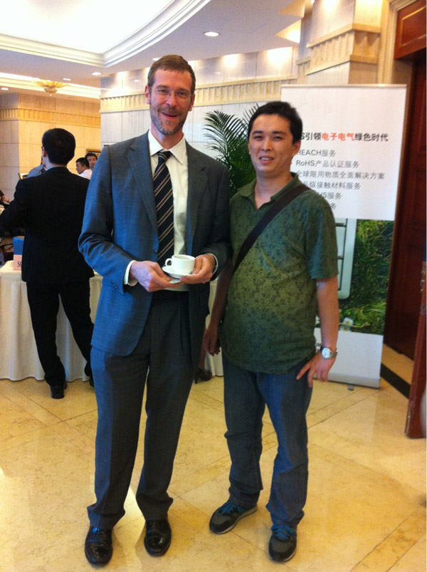 潤(rùn)大世紀(jì)員工與環(huán)球資源首席運(yùn)營(yíng)官、執(zhí)行總裁裴克為(Craig Pepples)在一起